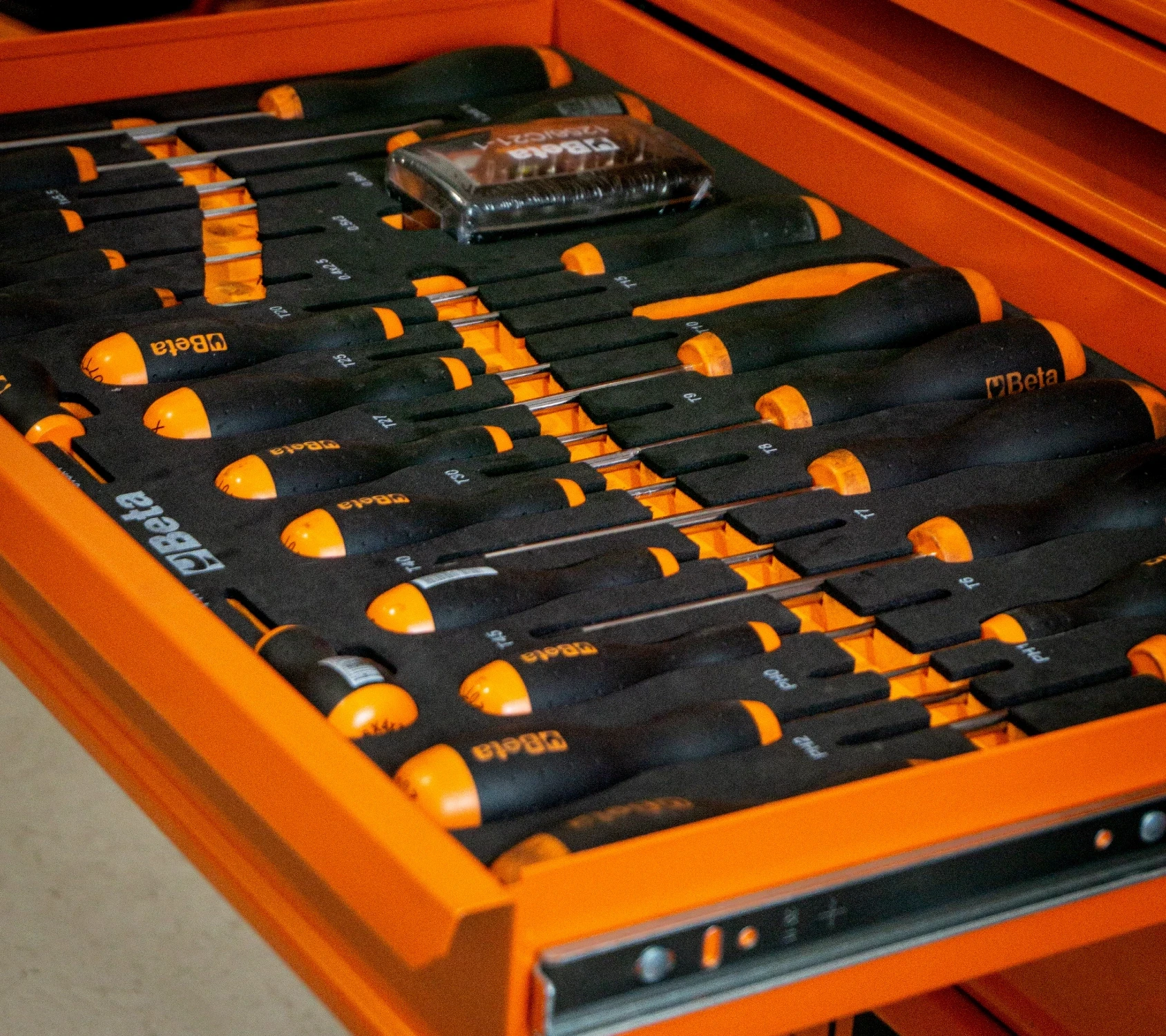 attrezzatura officina autoriparazioni lezza garage 